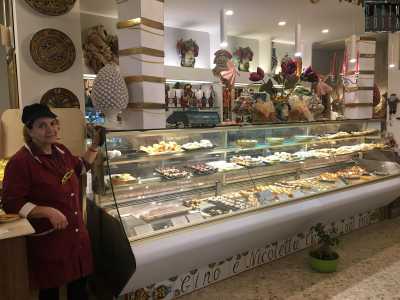 �L�esercizio commerciale nacque nel 1958 dall�idea imprenditoriale di mio padre Gino - ci racconta la 58enne Angela Carrassi, attuale titolare -: assieme a mia madre Nicoletta decise di creare un piccolo laboratorio in via Roberto Guiscardo, nella citt� vecchia, adibito alla produzione di krapfen e brioche�